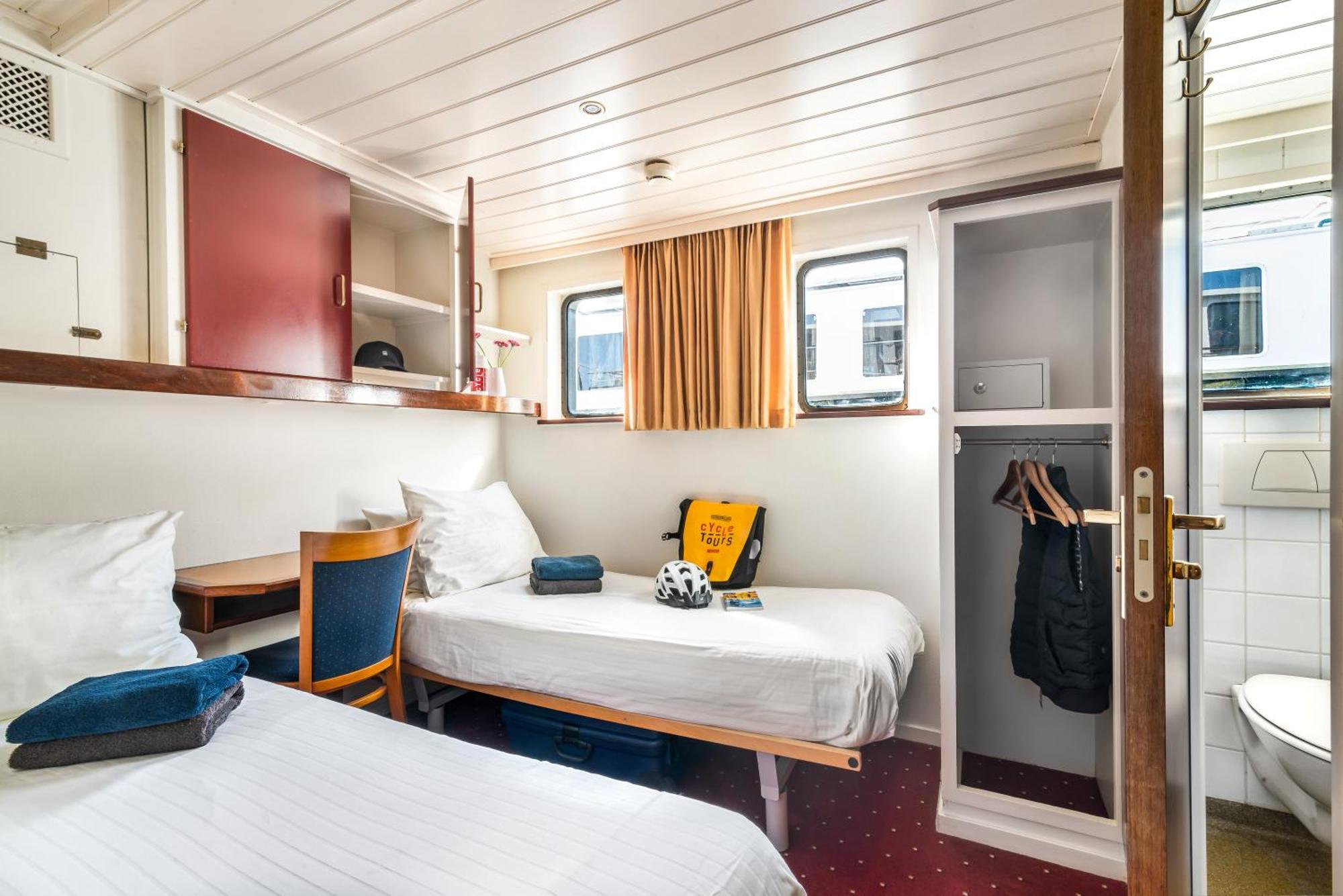 Botel Sailing Home Amsterdam Exterior photo